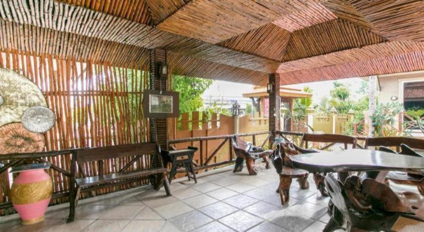 Capital O961 Baan Dow Chompoo Hotel