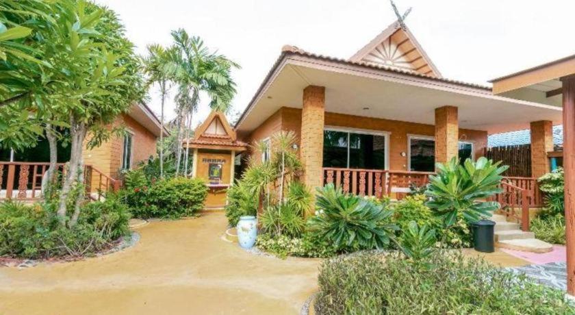 Capital O961 Baan Dow Chompoo Hotel 2*